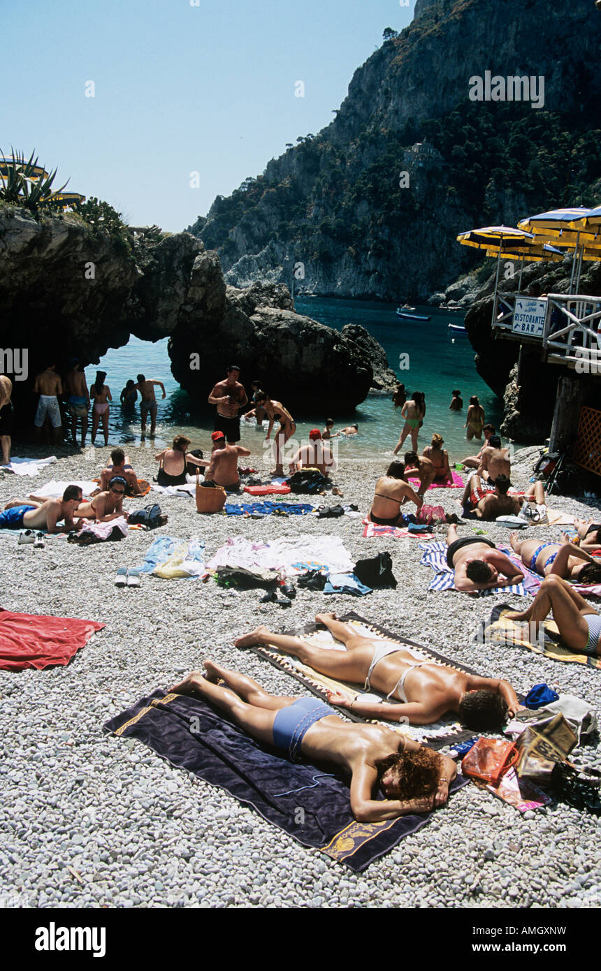 Les touristes de soleil sur plage de Marina Piccola, Capri, Italie Banque D'Images