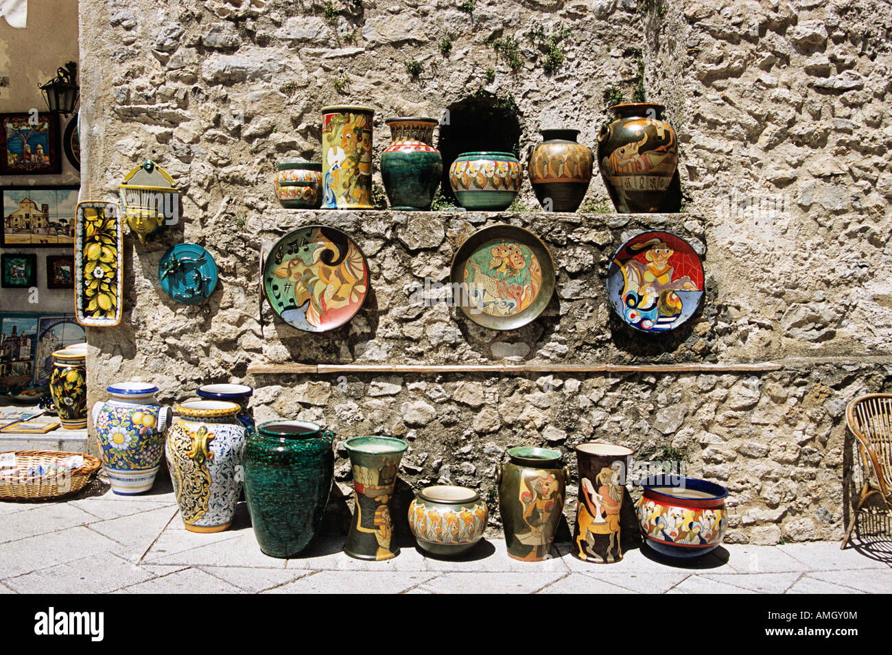 L'extérieur poterie cadeaux à côté de la cathédrale de Ravello, Piazza del Duomo, Ravello, Côte Amalfitaine, Campanie, Italie Banque D'Images