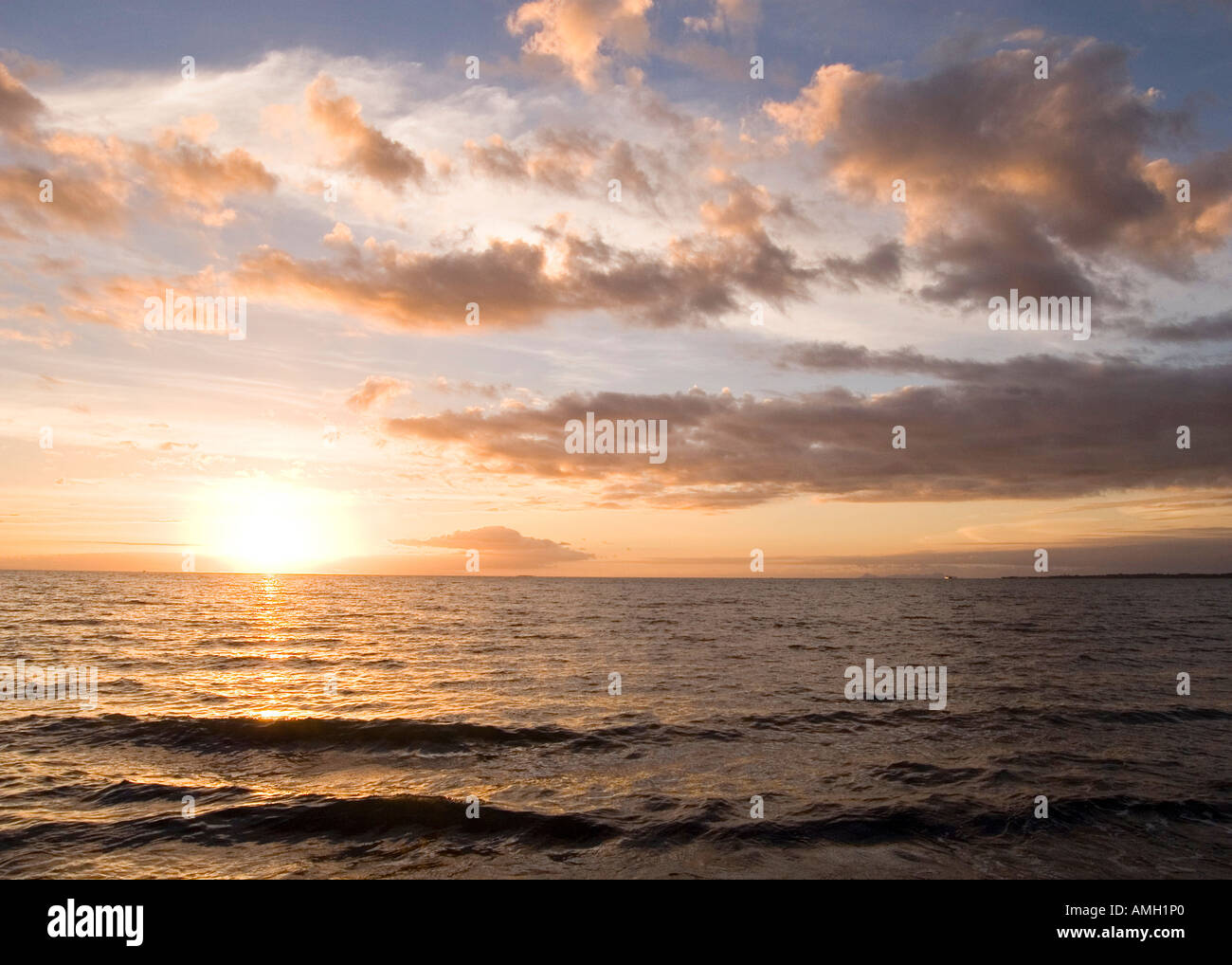 Un dramtic coucher de soleil sur l'océan, Nadi, Fidji Banque D'Images