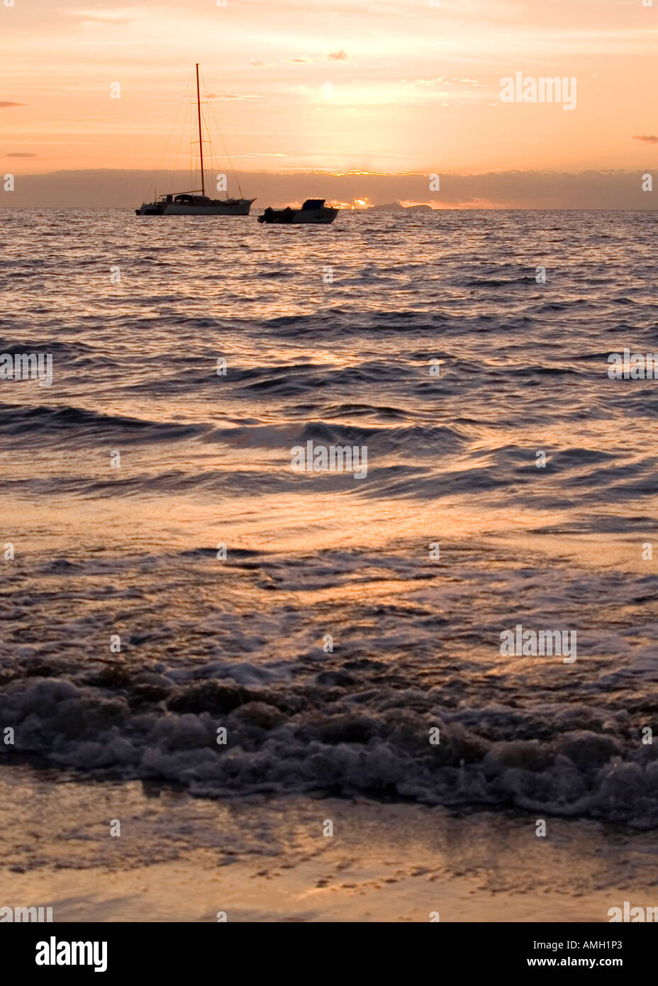 Bateau à voile découpé sur un ciel rose et orange au coucher du soleil, Nadi, Fidji Banque D'Images