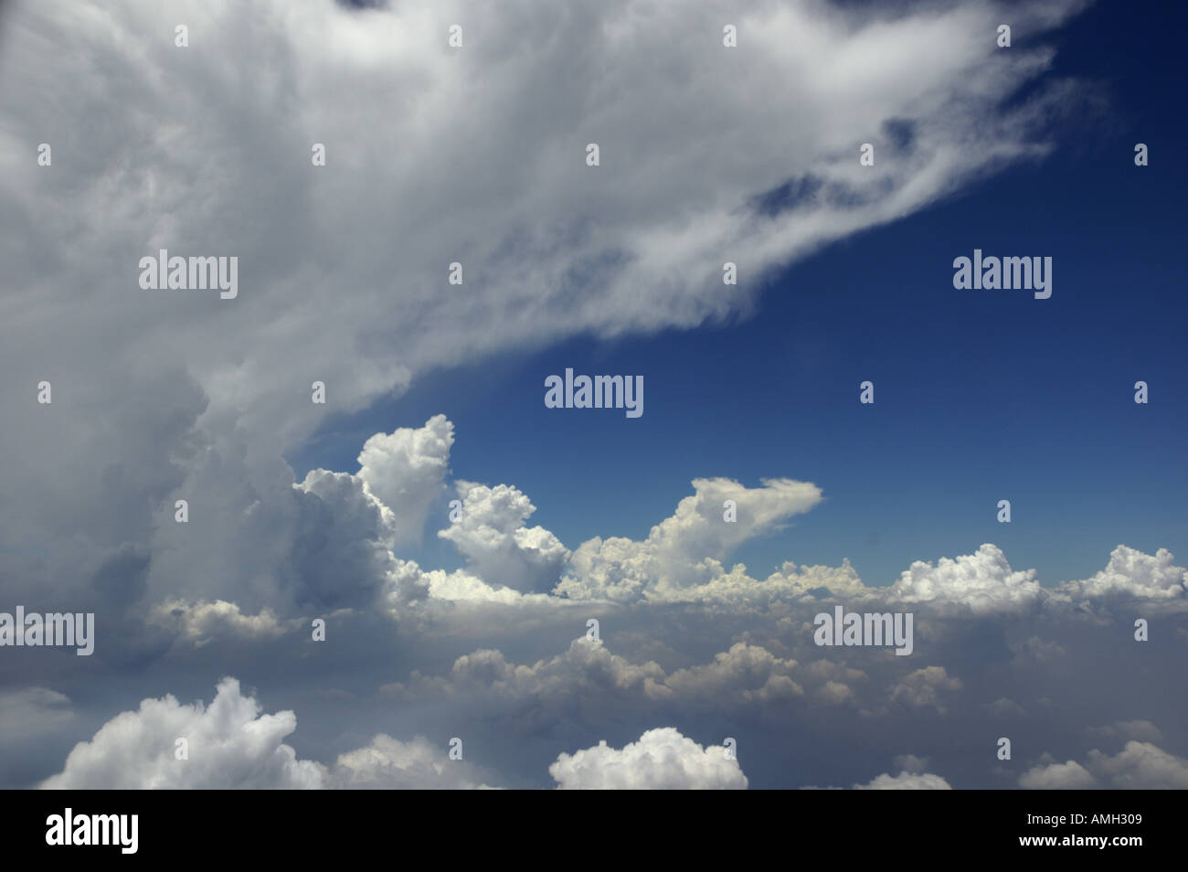Ciel bleu rempli de nuages gonflés blanc, la Chine. Banque D'Images
