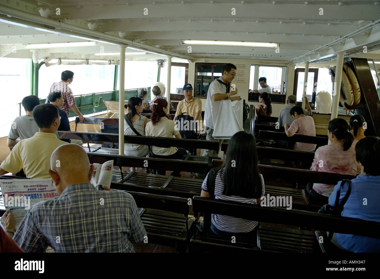 Chine Hong Kong les passagers dans le Star Ferry navette aéroport aller à l'île de Kowloon Hong Kong Banque D'Images