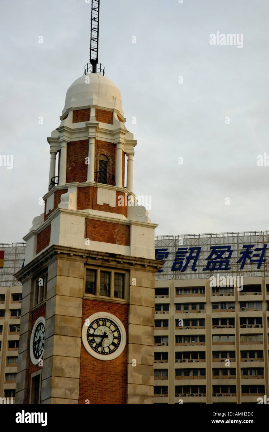 Chine Hong Kong Kowloon La Tour de l'horloge et un immeuble de bureaux Banque D'Images