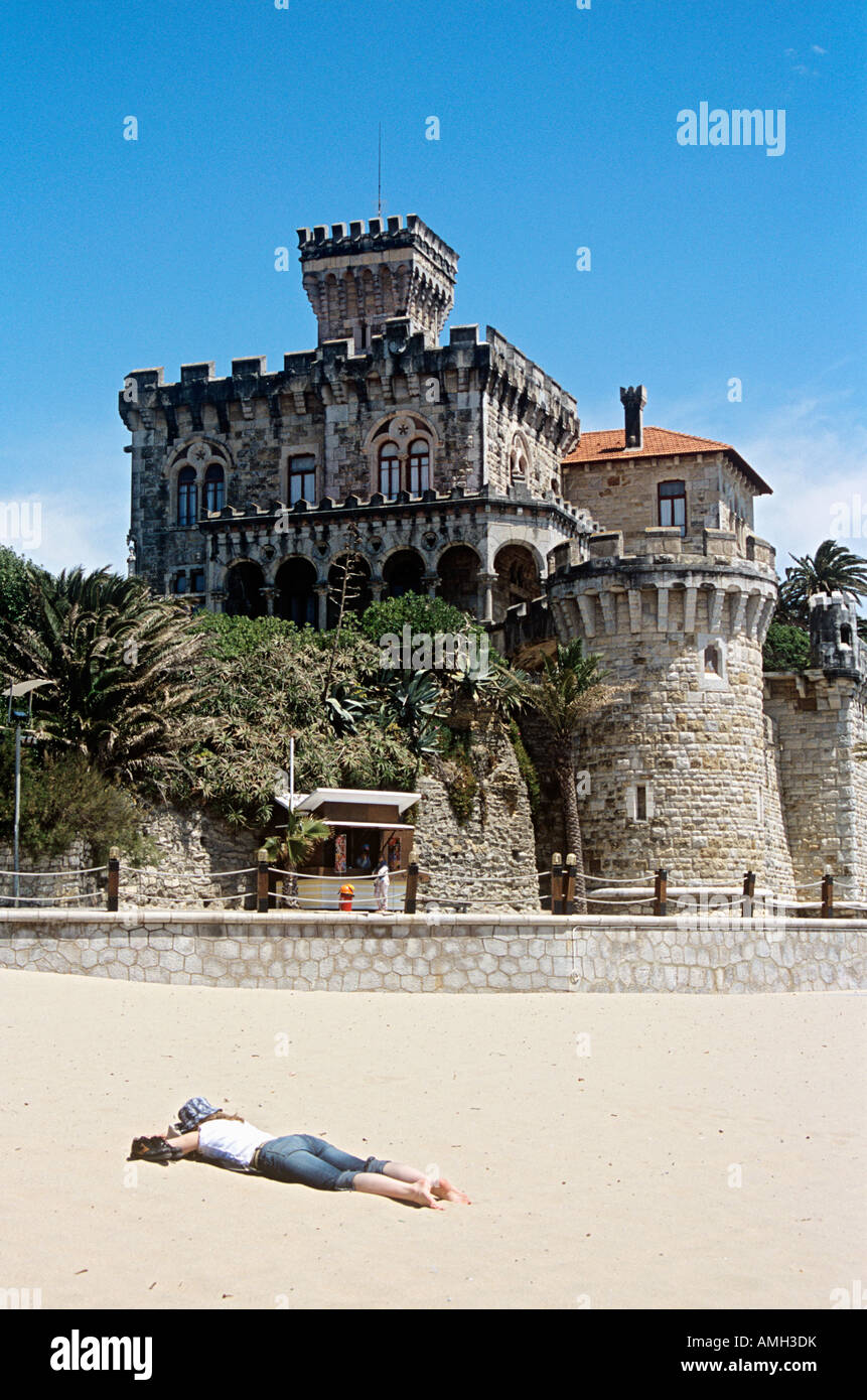 Dame à bronzer sur la plage d'Estoril, Estoril, près de Cascais et Lisbonne, Portugal Banque D'Images