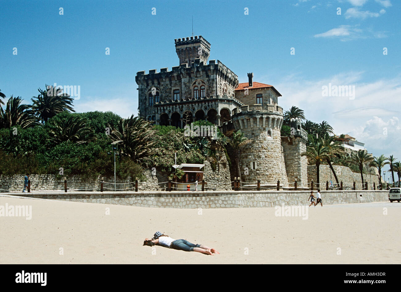 Dame à bronzer sur la plage d'Estoril, Estoril, près de Cascais et Lisbonne, Portugal Banque D'Images