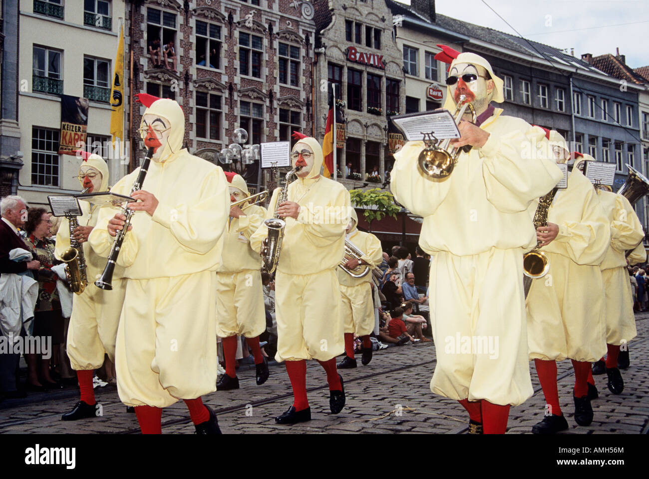 Musiciens habillés en robe de soirée, participant à Kaiser Karel Parade,  Gand, Belgique Photo Stock - Alamy