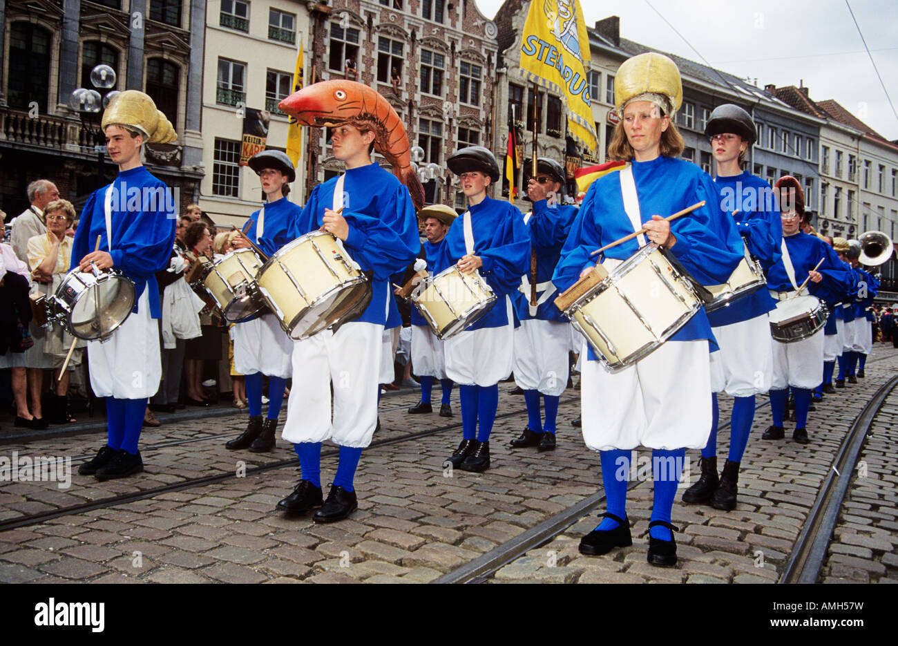 Batteurs habillé en robe de soirée, participant à Kaiser Karel Parade, Gand,  Belgique Photo Stock - Alamy