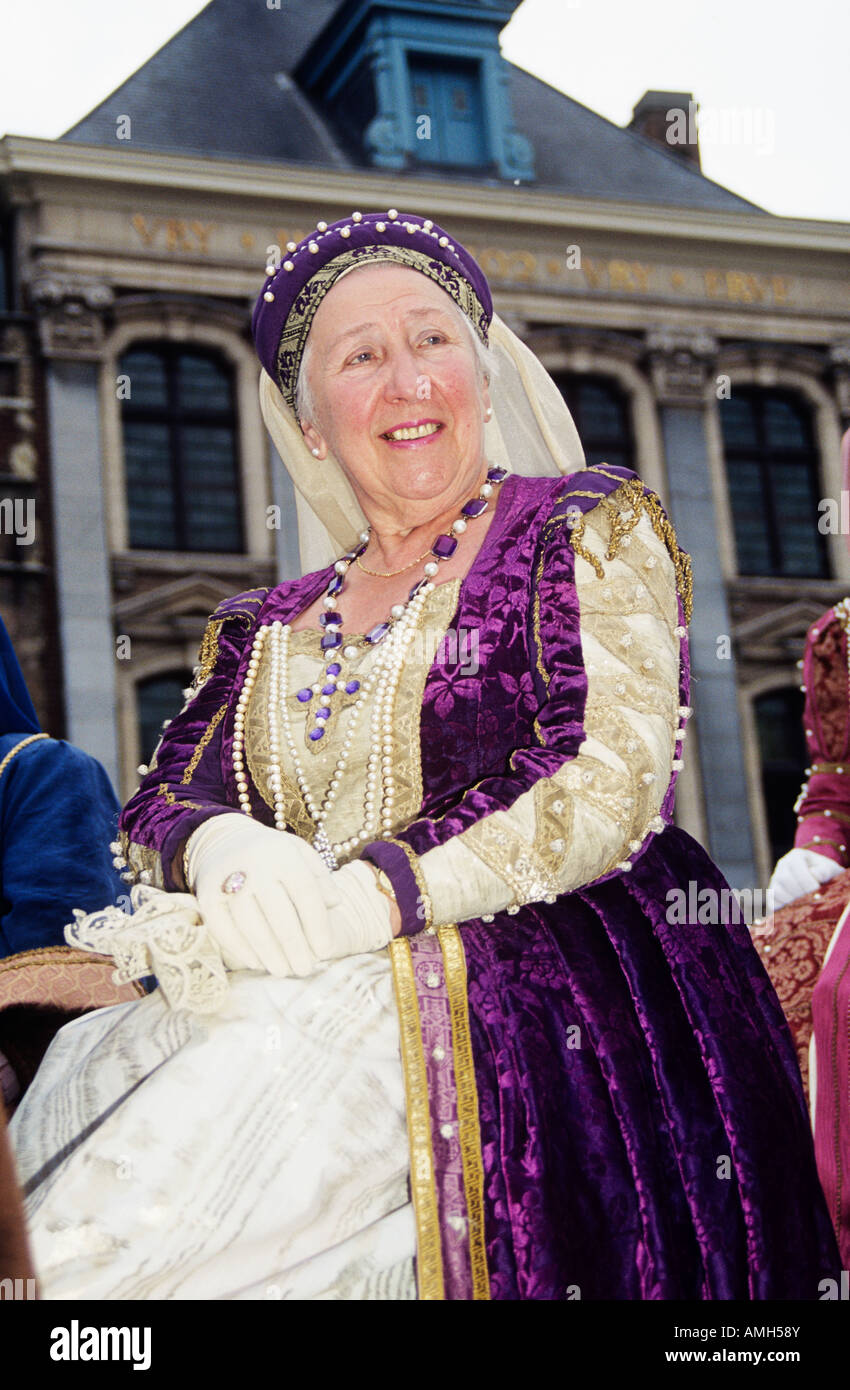 Dame portant des costumes médiévaux participant à Kaiser Karel Parade, Gand, Belgique Banque D'Images