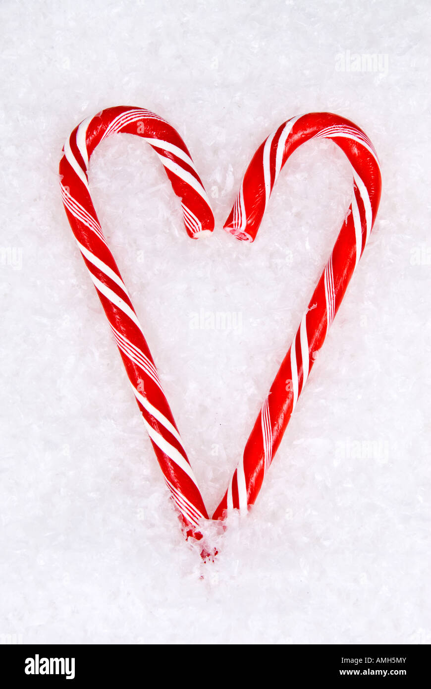 Candy Cane coeur est assis dans la neige symbolisant l'amour Banque D'Images