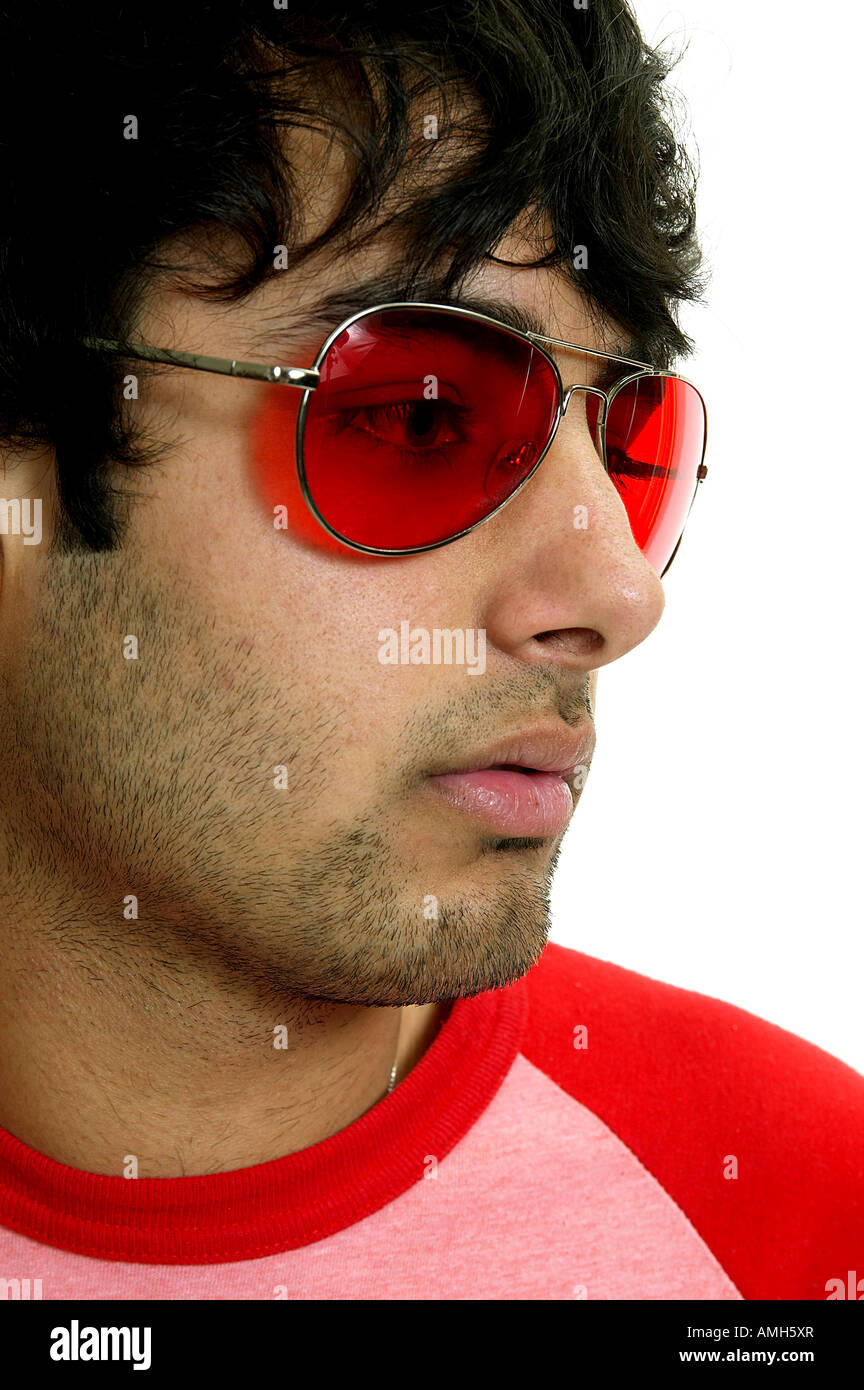 L'Homme à lunettes de soleil rouge Photo Stock - Alamy