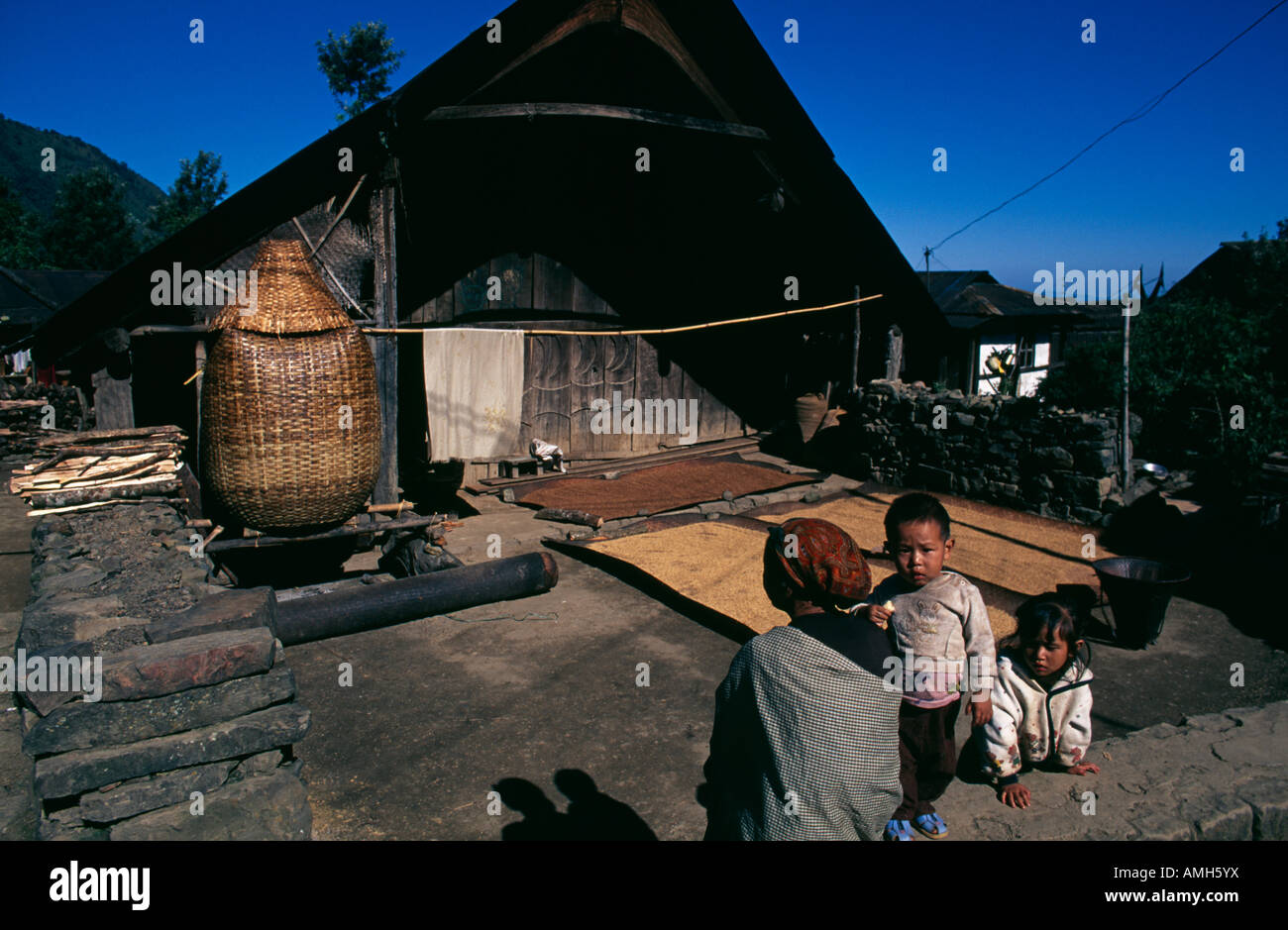 Dans Kigwema traditionnel tribal house village près de Kohima, Nagaland, Inde. Banque D'Images