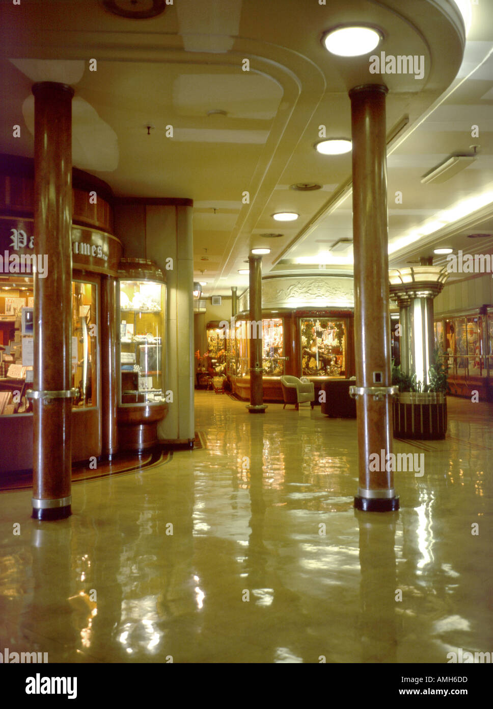 Picadilly Circus le principal quartier commerçant et zone de réunion à bord du paquebot Queen Mary original Banque D'Images