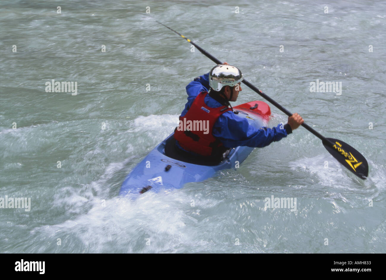 La kayakiste sur la rivière Soca près de Bovec Slovénie Banque D'Images
