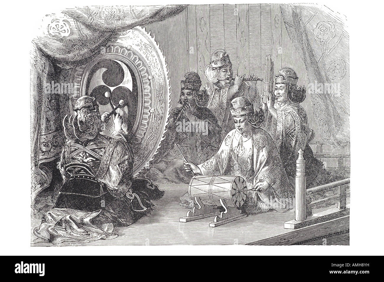Musicien japonais natif de costume robe ethnique traditionnel instrument de musique style costume fille jouant cithare chinoise G Banque D'Images