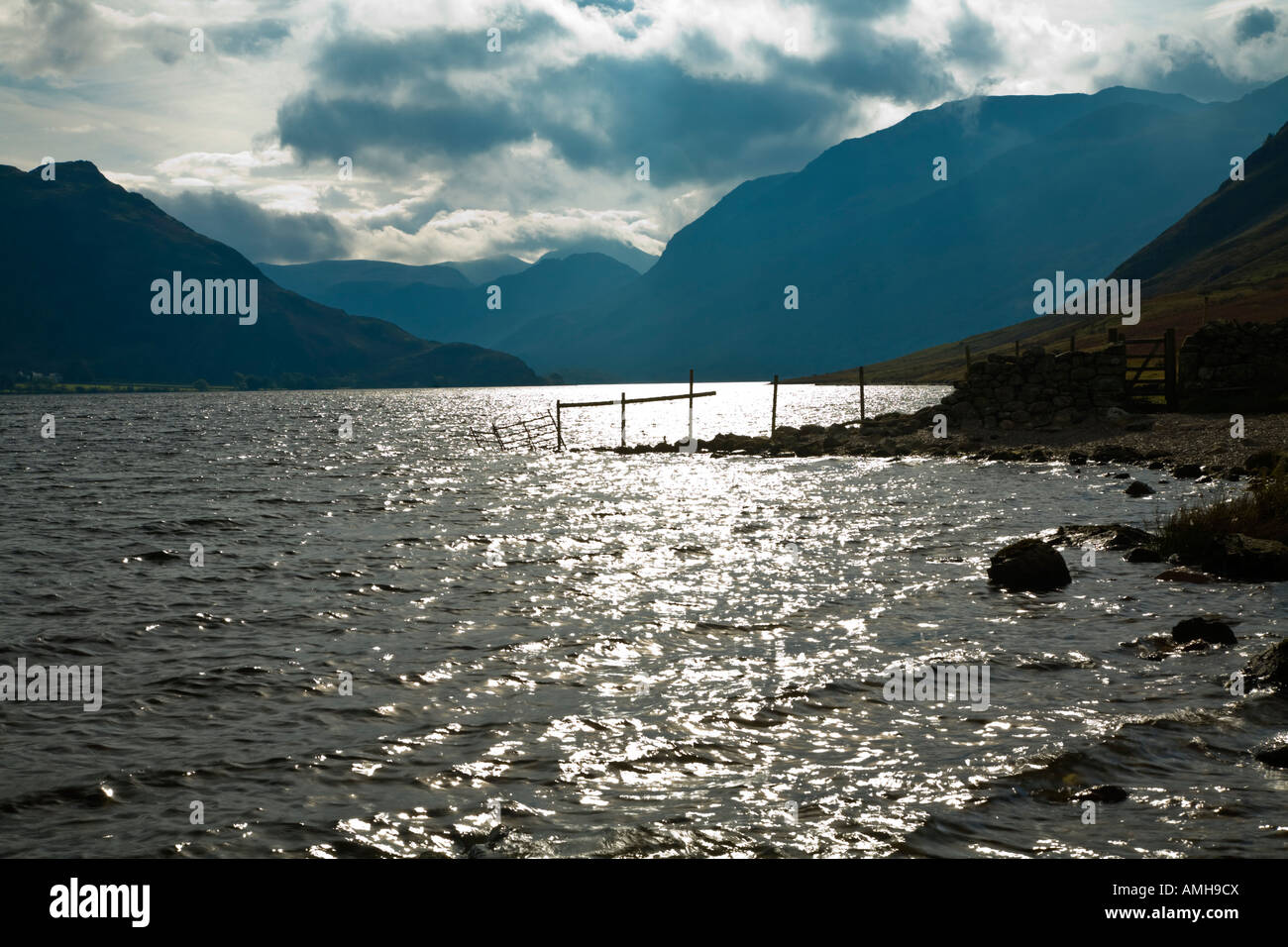 Voir en regardant vers le sud le long de Crummock Water à vers Rannerdale Knotts, Red Pike et haut Stile Lake District Banque D'Images