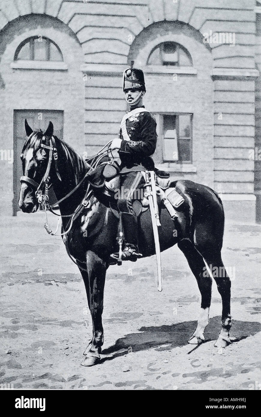 Trooper 19e hussards cavalerie britannique soldat de l'uniforme de parade de chevaux attention barrack Banque D'Images