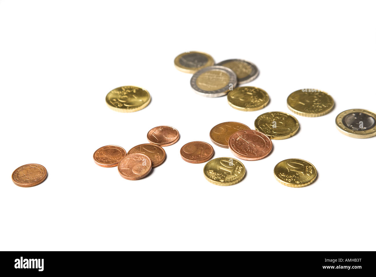Les pièces de monnaie européenne épars isolé sur fond blanc Banque D'Images