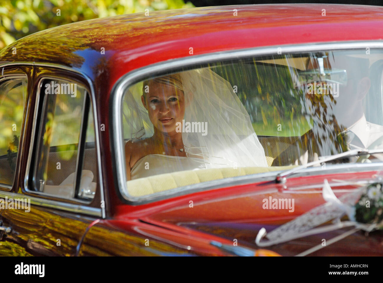 Mariée dans la voiture sur le chemin du mariage à l'église Banque D'Images