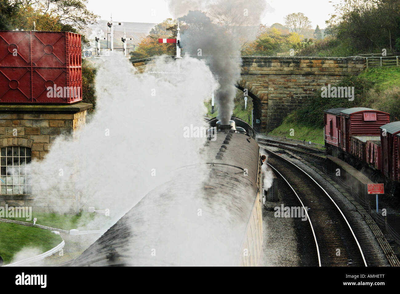 Train à vapeur au départ de la gare de Goathland à North Yorkshire en Angleterre, Royaume-Uni Banque D'Images