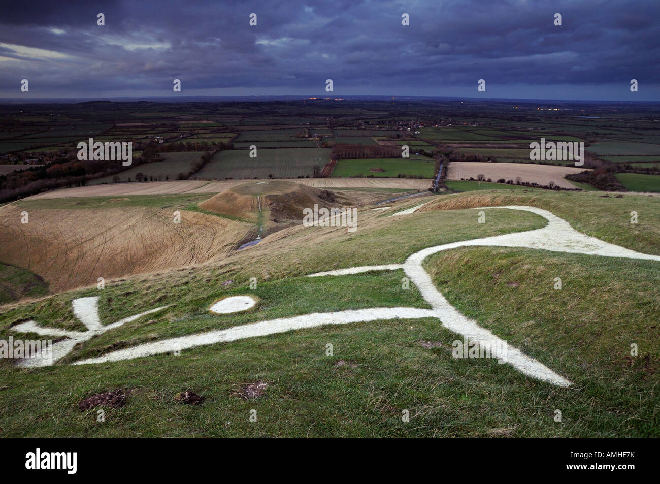 L'Uffington White Horse donnant sur la colline de dragons, Oxfordshire, England, UK. Banque D'Images