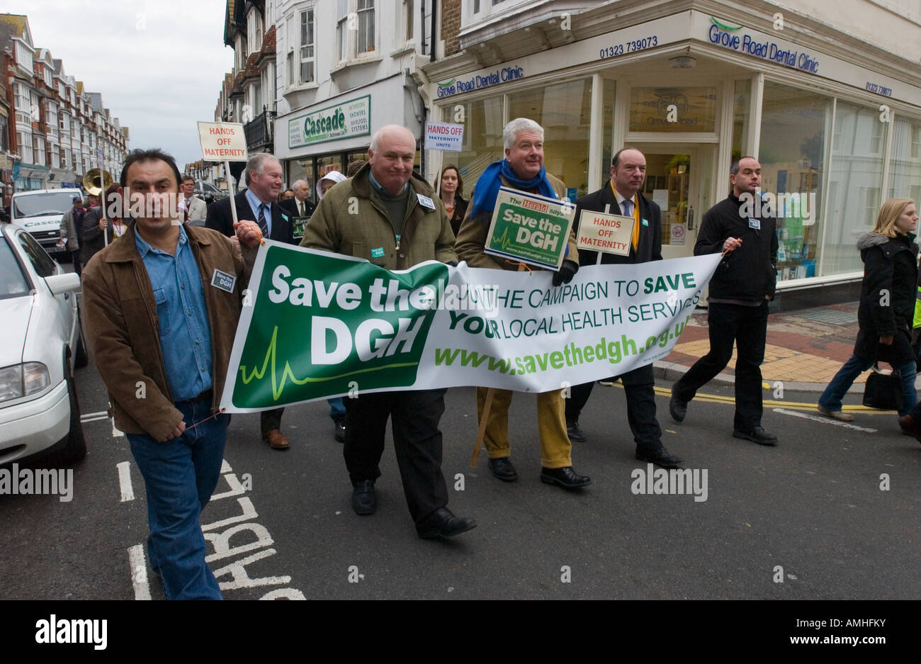 Les manifestants y compris les députés et les candidats de l'opposition mars contre coupures dans les services locaux de maternité, à Eastbourne. Banque D'Images