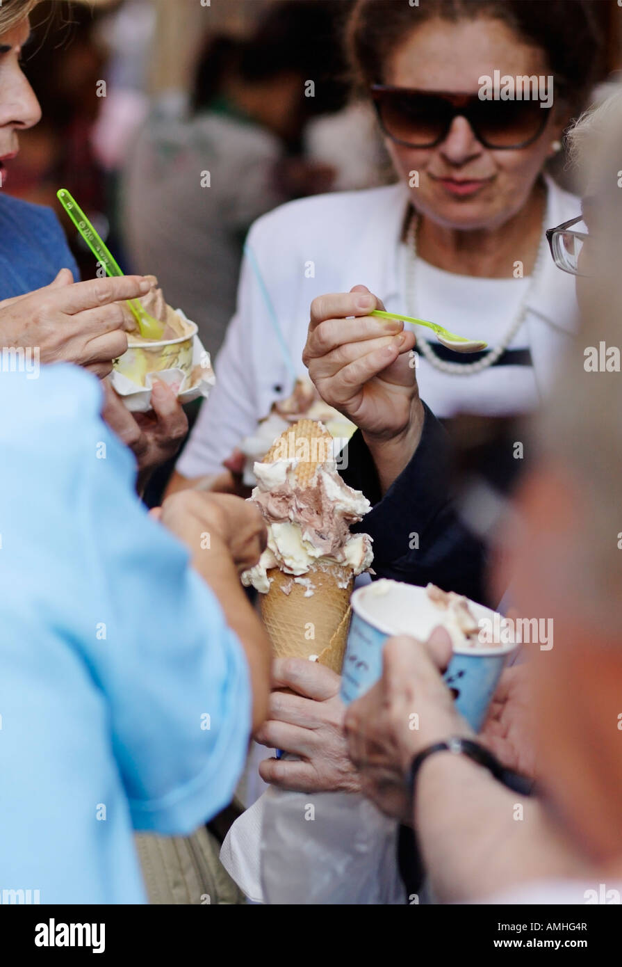 Mesdames la consommation de crème glacée italienne, Florence, Italie Banque D'Images