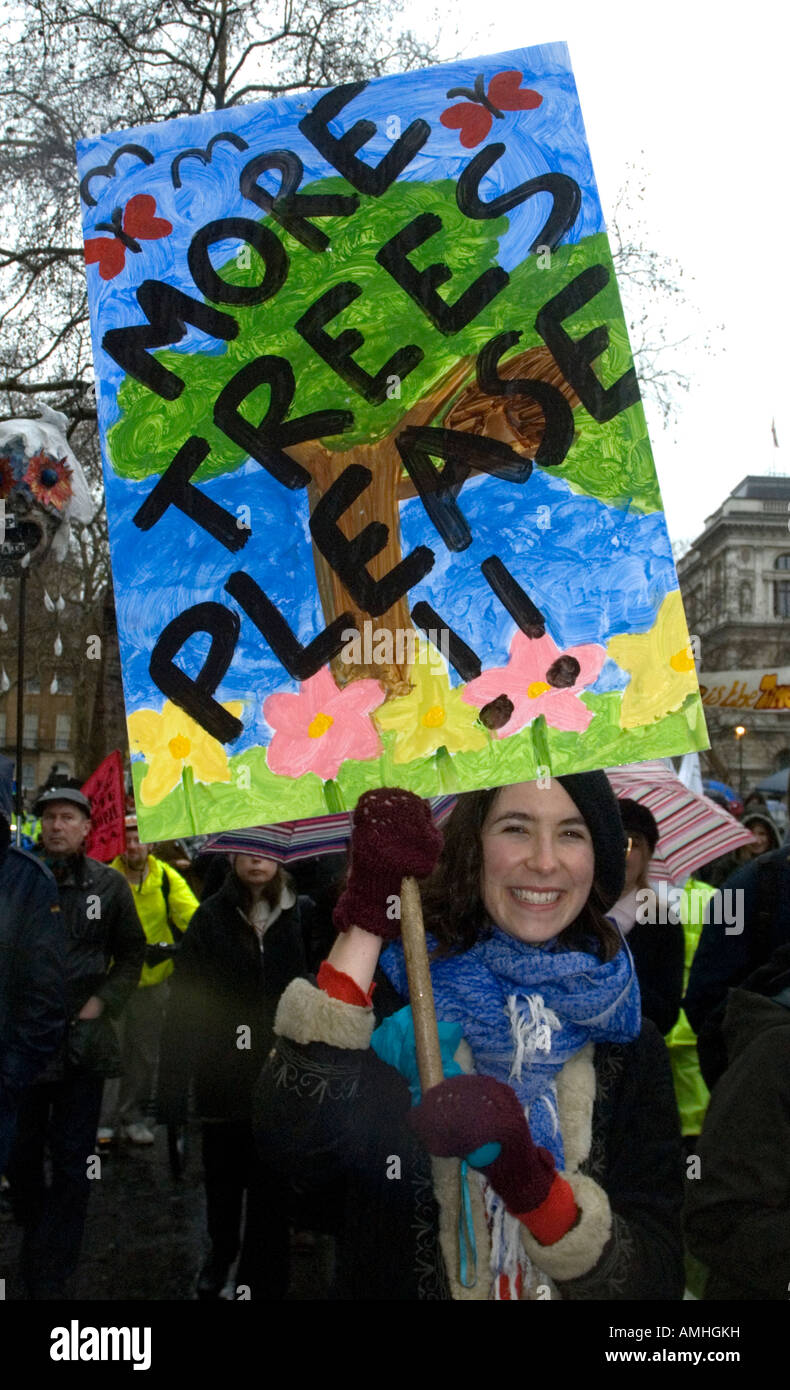 "Plus d'arbres Veuillez' manifestants placard Changement climatique 8 décembre 2007 Londres mars Banque D'Images