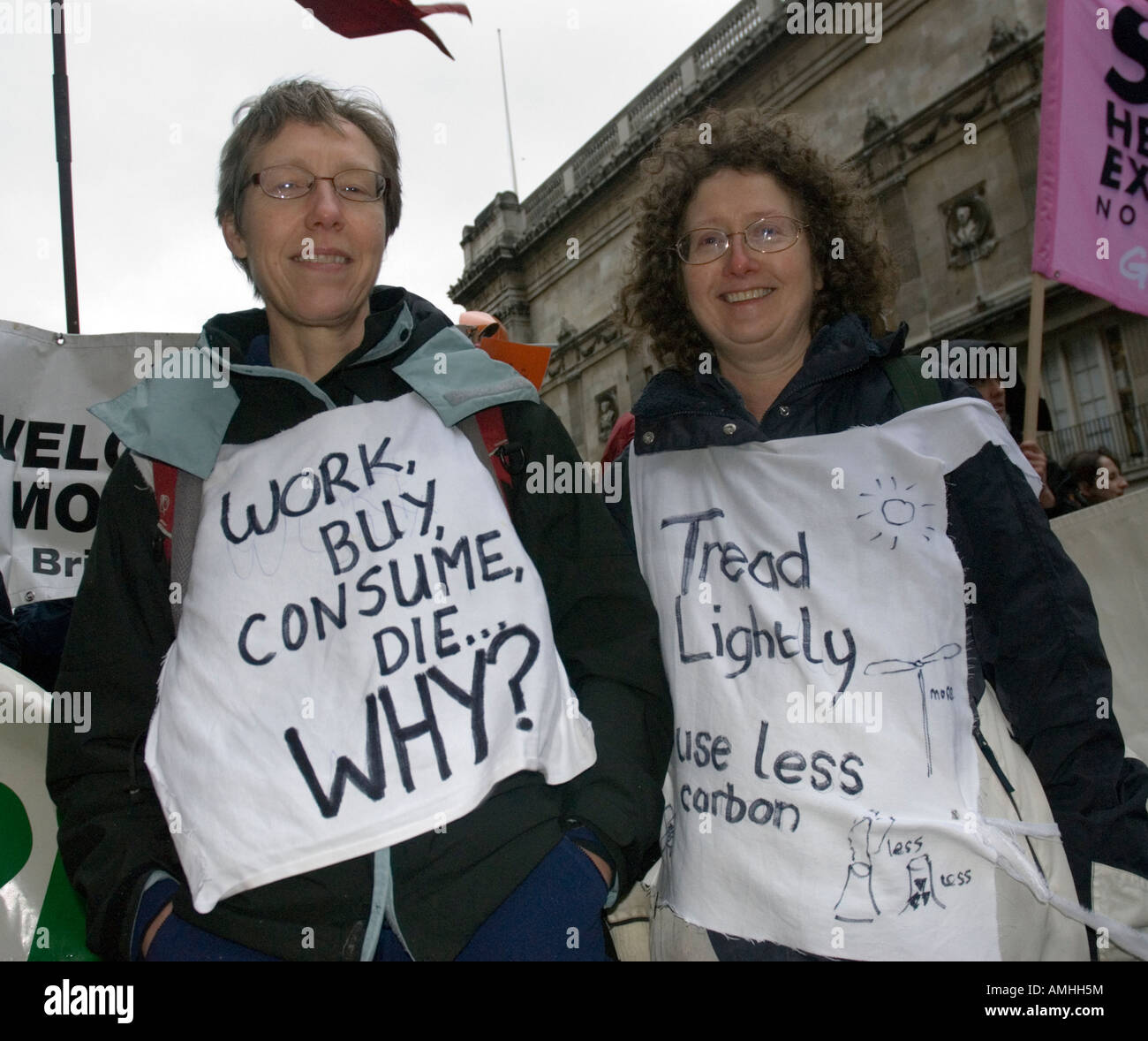 'Travailler Acheter consommer mourir - Pourquoi ?" manifestants placard Changement climatique 8 décembre 2007 Londres mars Banque D'Images