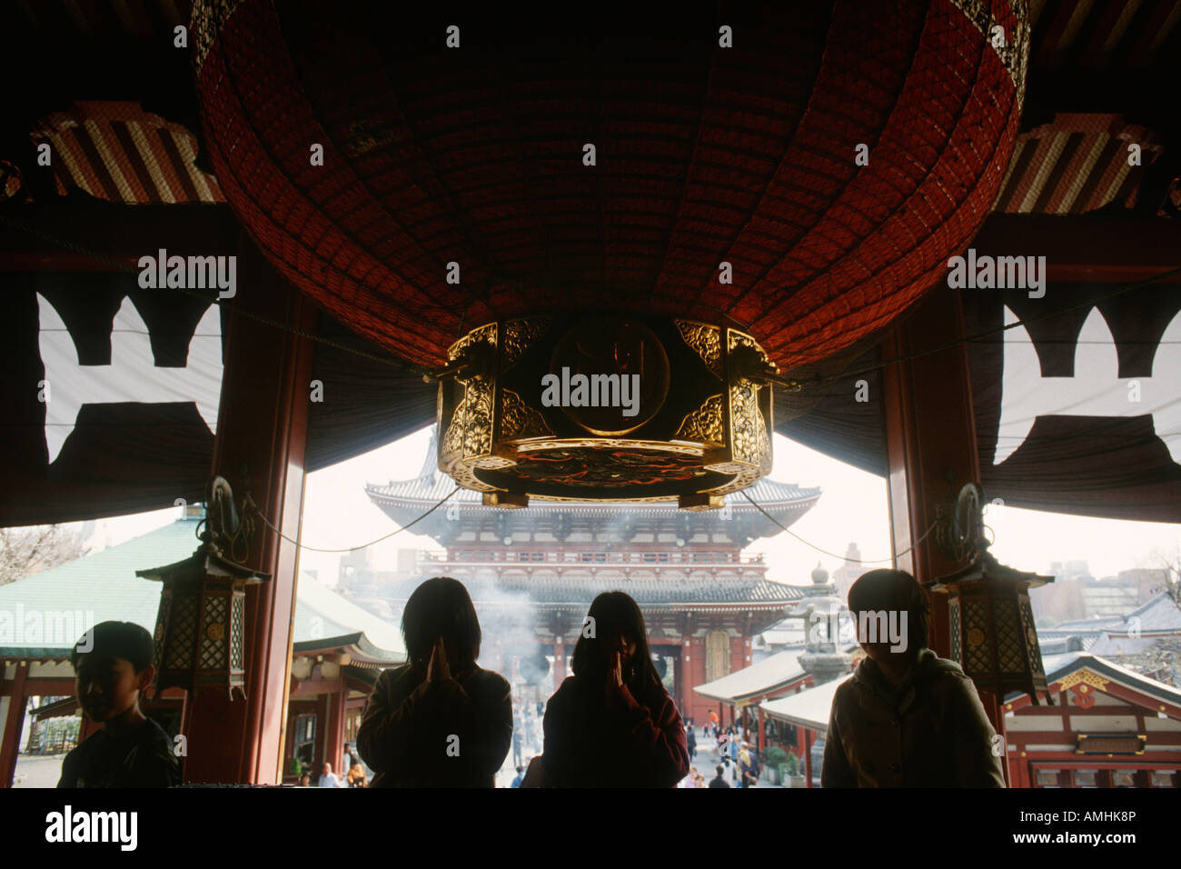 Tokyo Japon pèlerins priant au temple bouddhiste Senso ji à Asakusa Banque D'Images