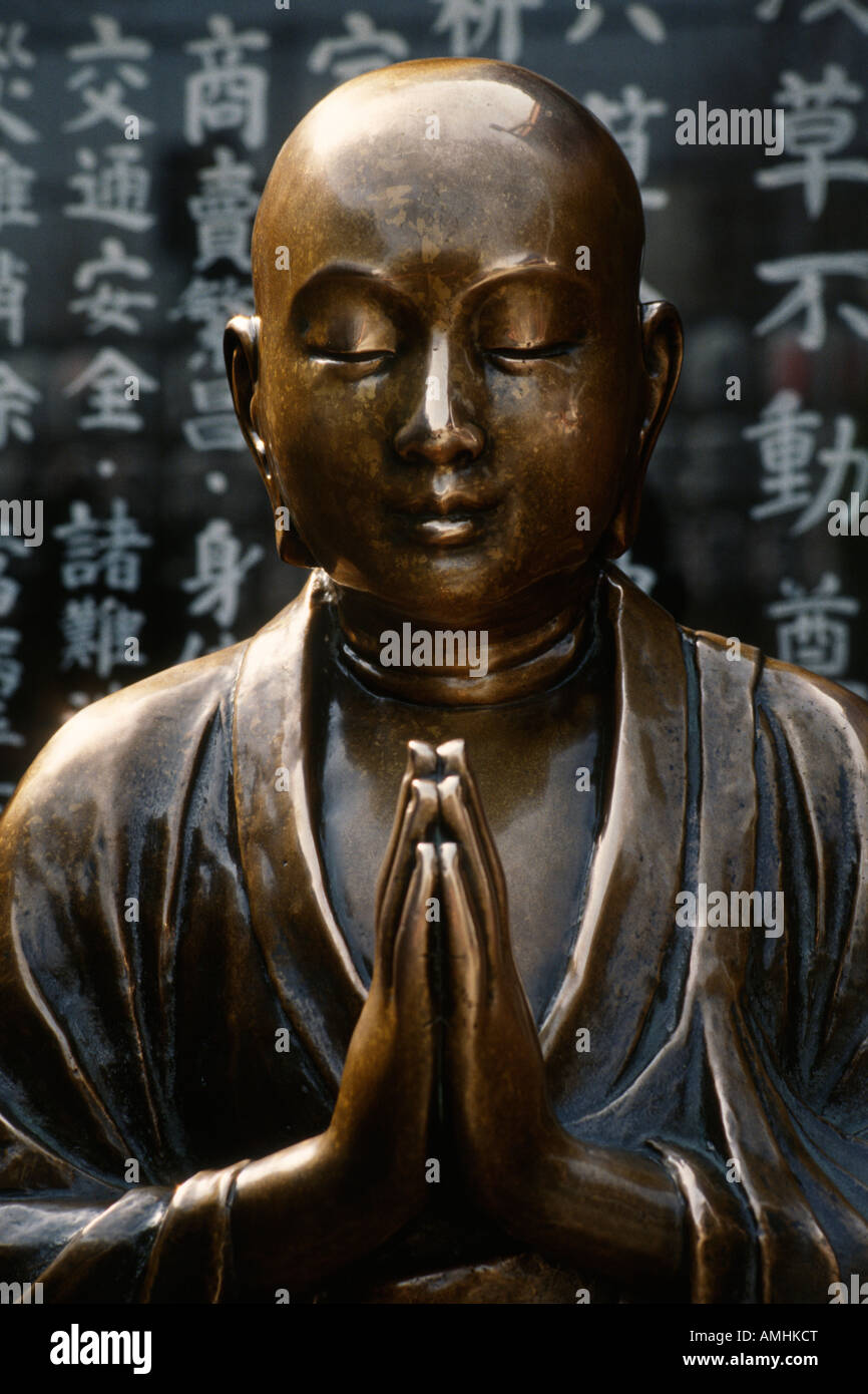 Tokyo Japon statue de Bouddha en bronze à l'extérieur de la Kannon dans le temple bouddhiste Senso ji à Asakusa Banque D'Images