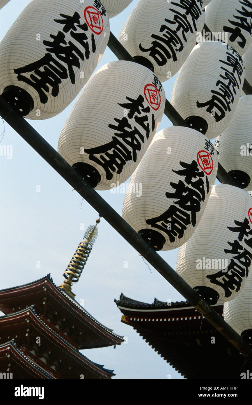 Tokyo Japon lanternes de papier traditionnel et la pagode de cinq étages dans le temple bouddhiste Senso ji Banque D'Images