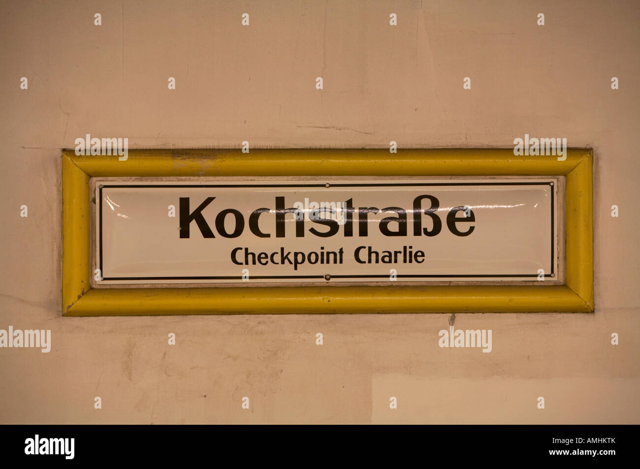 Kochstraße Kochstrasse Checkpoint Charlie Berlin U bahn gare souterraine plaque d'Allemagne Banque D'Images