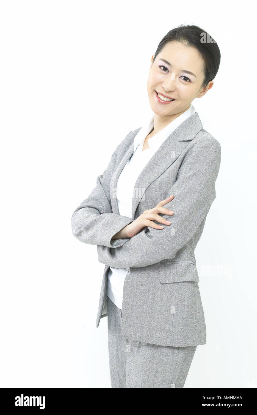 Une femme en costume formel en permanent position détendue mais fier Banque D'Images