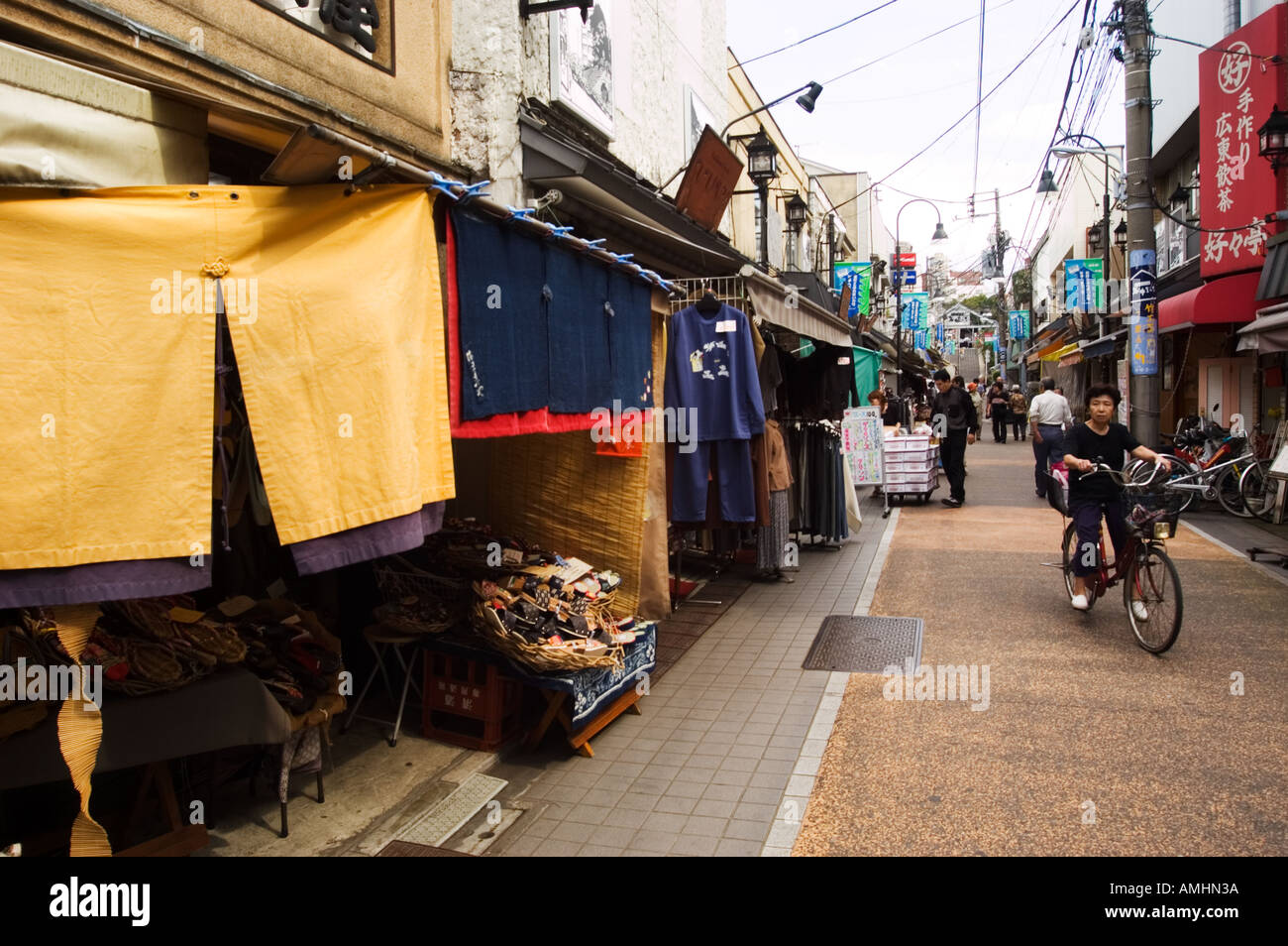 Petite rue commerçante appelée Yanaka Yanaka Ginza dans l'ancien district de Tokyo Japon Banque D'Images