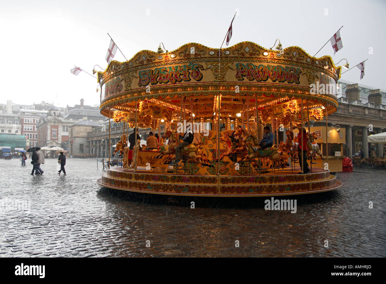 Carrousel dans la pluie. Covent Garden Plaza, Londres, Angleterre Banque D'Images