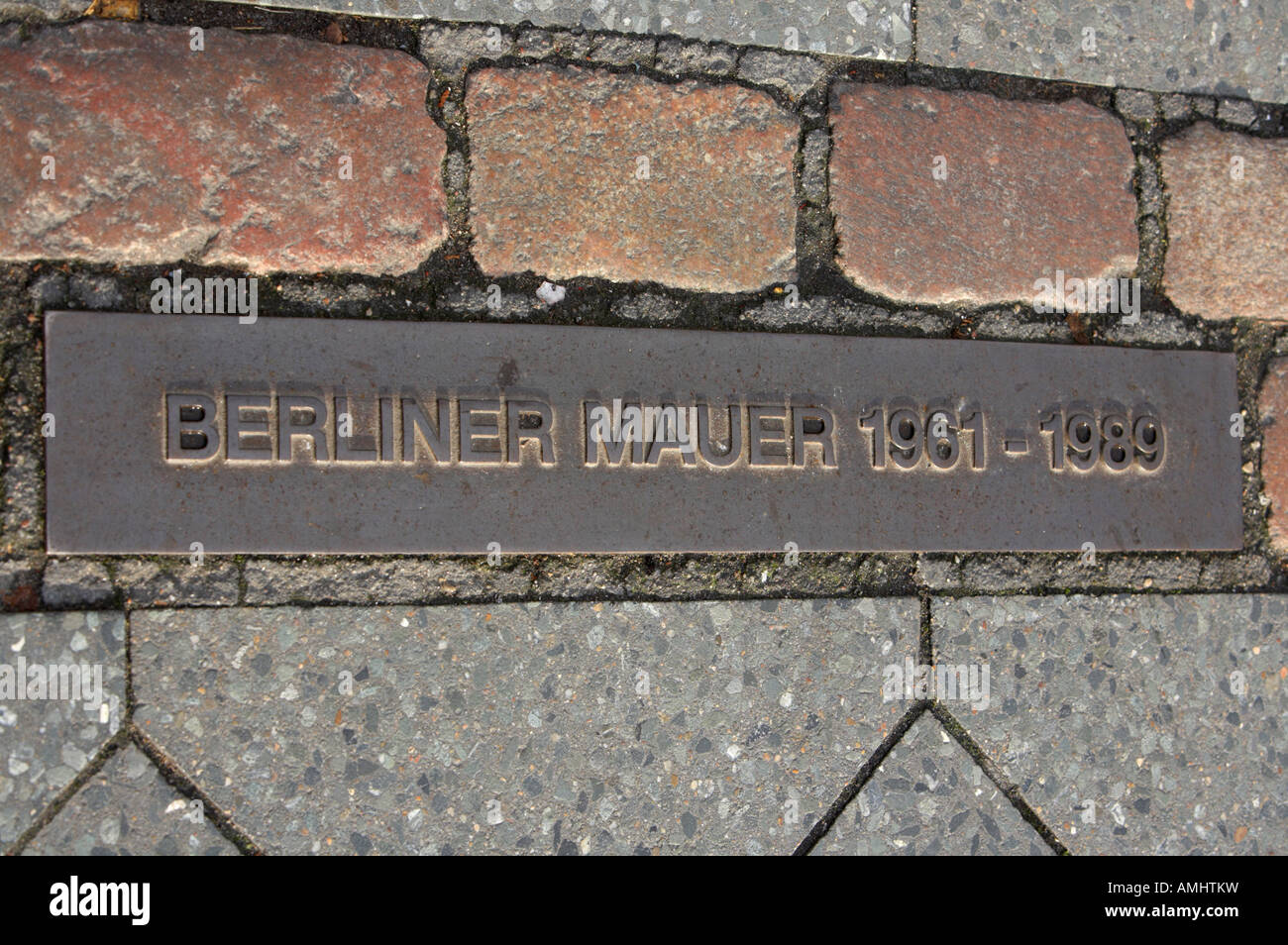 Double rangée de briques à Berlin pour marquer la position du mur de Berlin, Berliner mauer Berlin Allemagne Banque D'Images