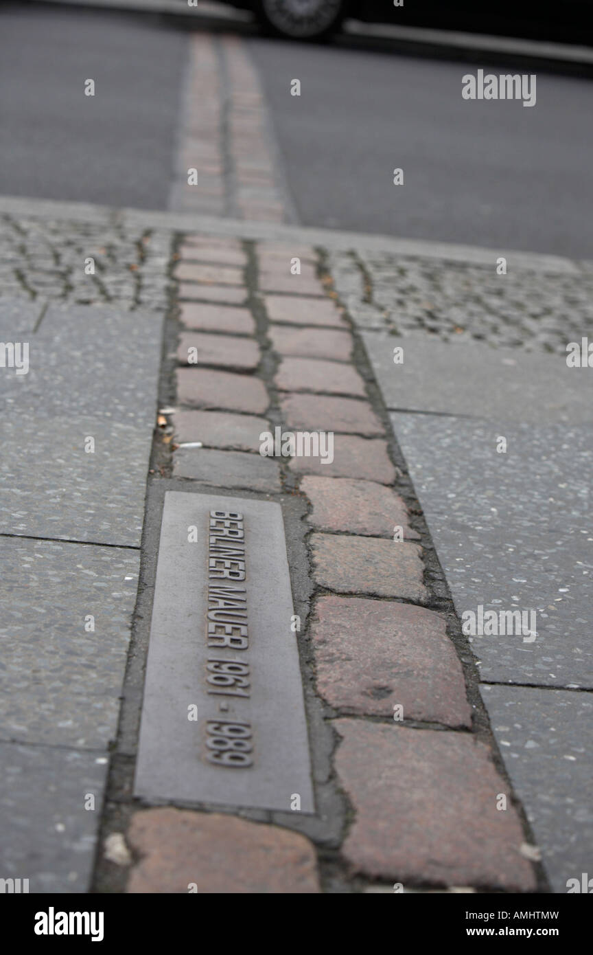 Double rangée de briques au sentier et route à Berlin pour marquer la position du mur de Berlin, Berliner mauer Berlin Allemagne Banque D'Images