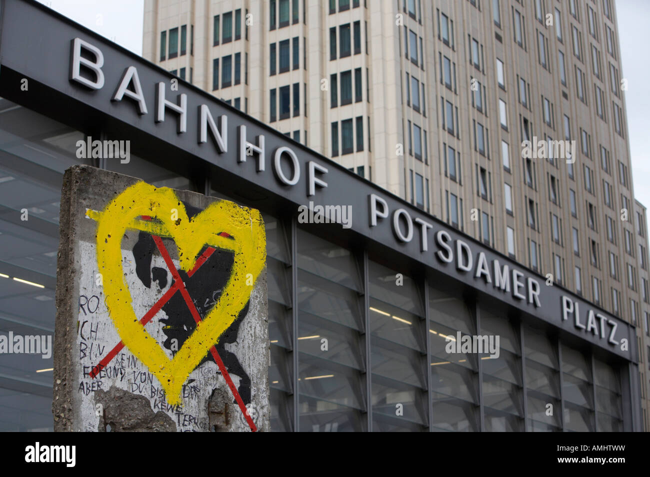 La section du mur de Berlin avec coeur graffiti à l'extérieur de la gare de Potsdamer Platz Berlin Allemagne Banque D'Images