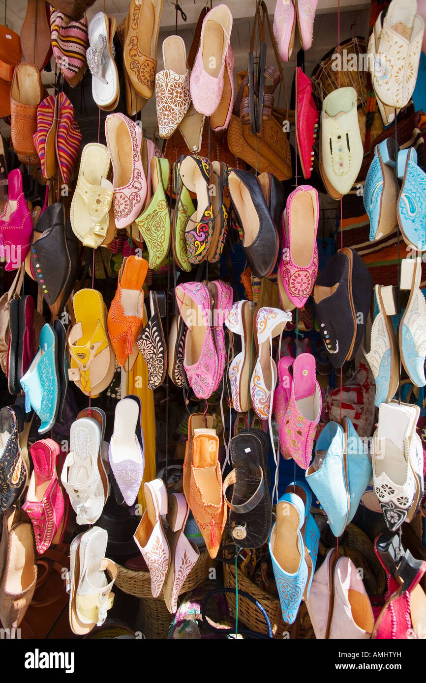 Chaussures arabe coloré de l'alignement dans un magasin Banque D'Images