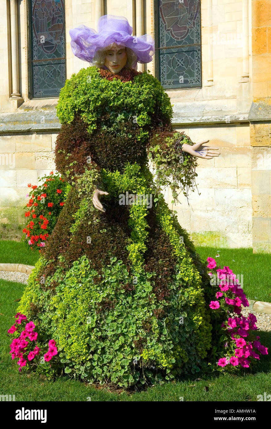 Femme enceinte de l'église de topiaires à Villers sur Mer proche de Deauville en Normandie France Banque D'Images