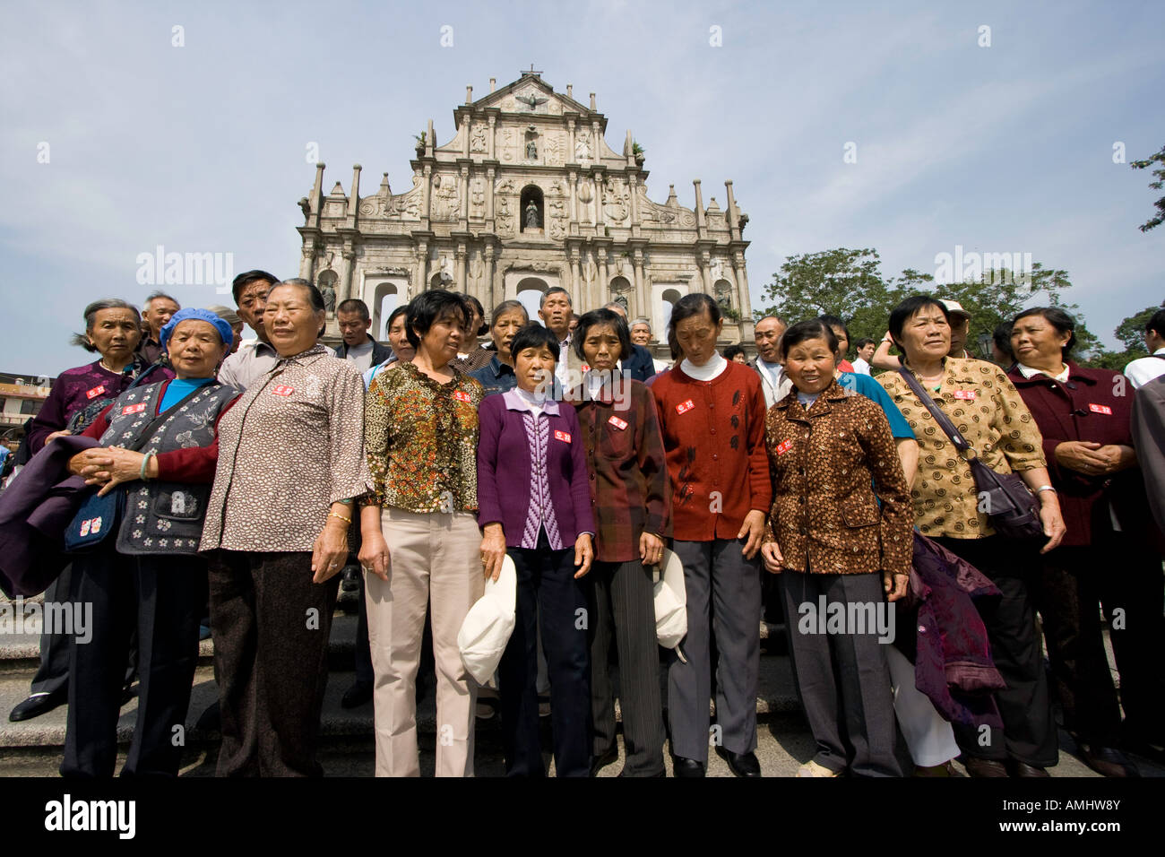 Groupe de voyageurs chinois posant devant des ruines de la Cathédrale St Paul à Macao Banque D'Images