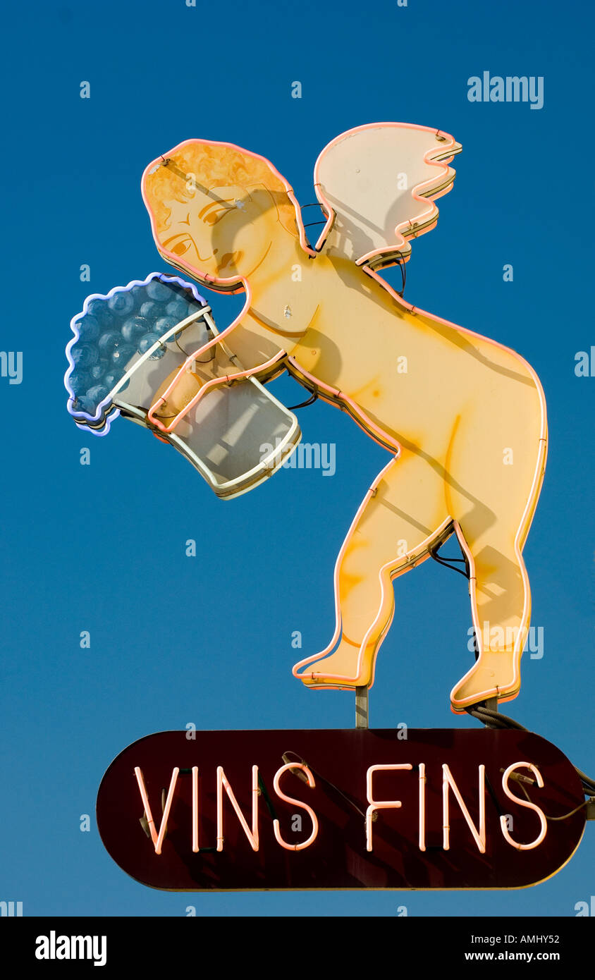 Fine Wine Sign in Etaples France Banque D'Images