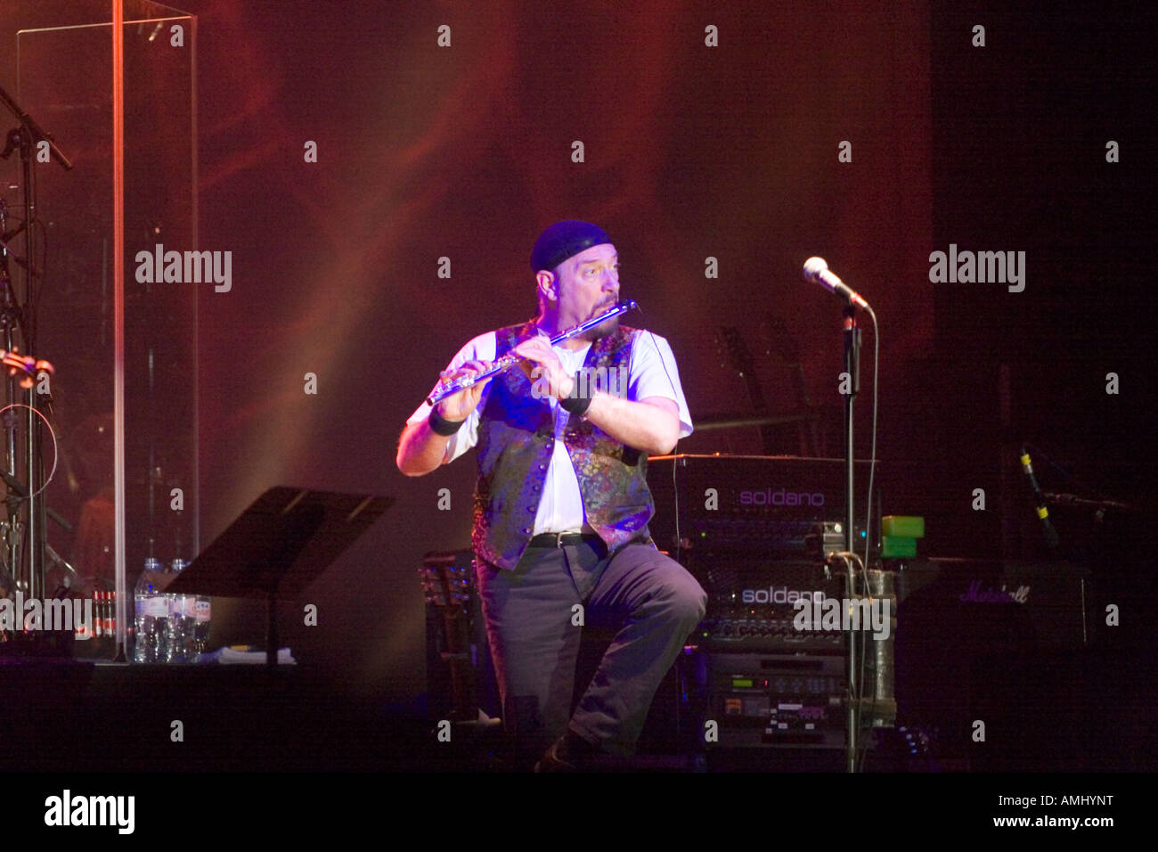 Ian Anderson joue de la flûte sur une jambe à la Jethro Tull concert Banque D'Images