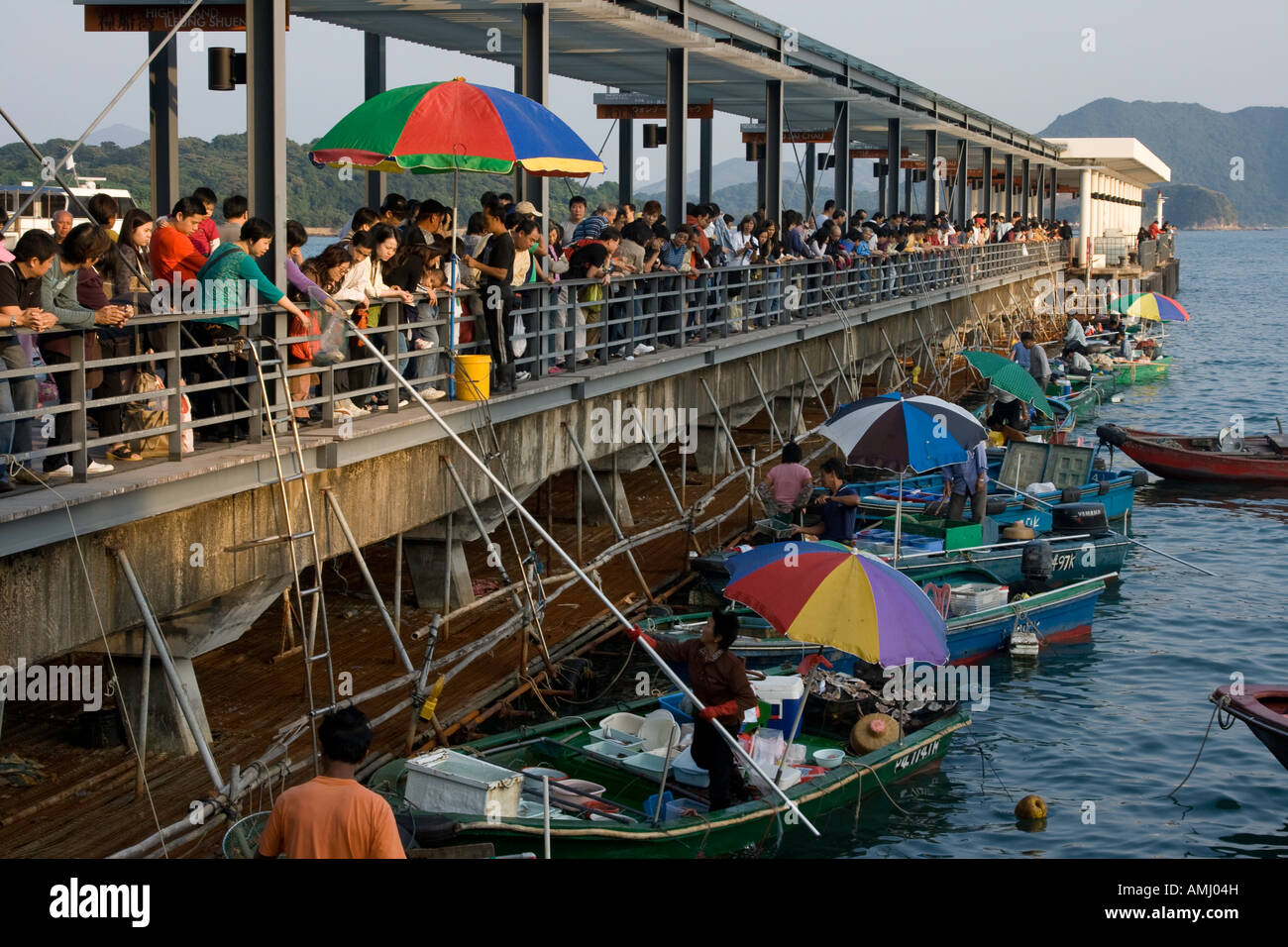 Vendeurs de fruits de mer en direct à l'embarcadère des bateaux de Sai Kung Hong Kong Banque D'Images