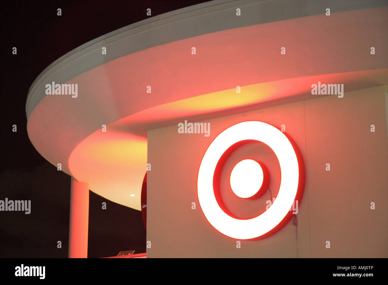 Miami Florida, Target Big-Box, grand magasin à prix réduit, logo, vie nocturne nocturne nocturne après la nuit, reconnaissance de la marque, les visiteurs voyagent en tournée t Banque D'Images