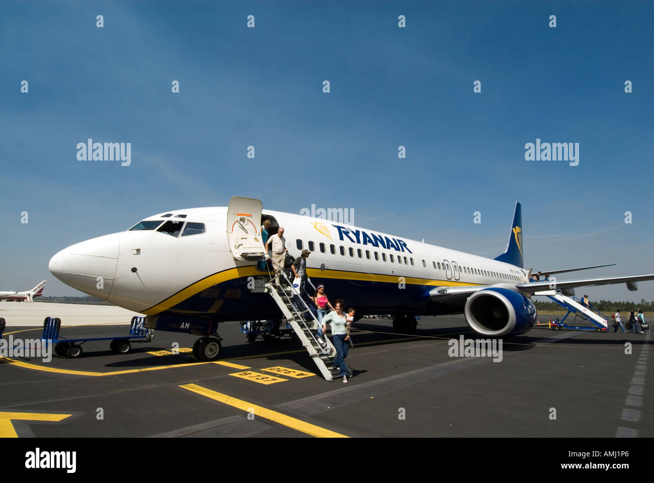 Les passagers débarquant d'avion Ryanair, Espagne Banque D'Images