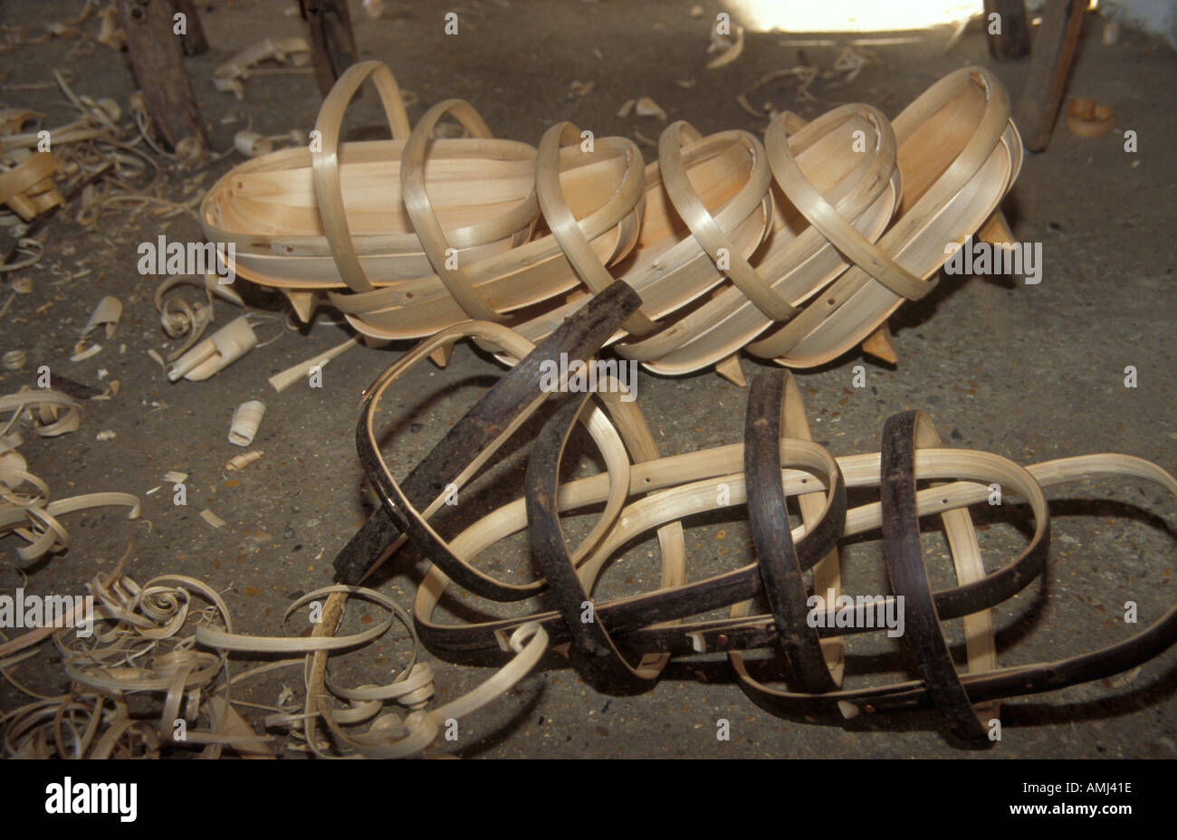 Tim Franks faisant trugs jardin de la façon traditionnelle à la main avec un couteau de garniture de Willow et bois de châtaignier à B-1047 . Banque D'Images