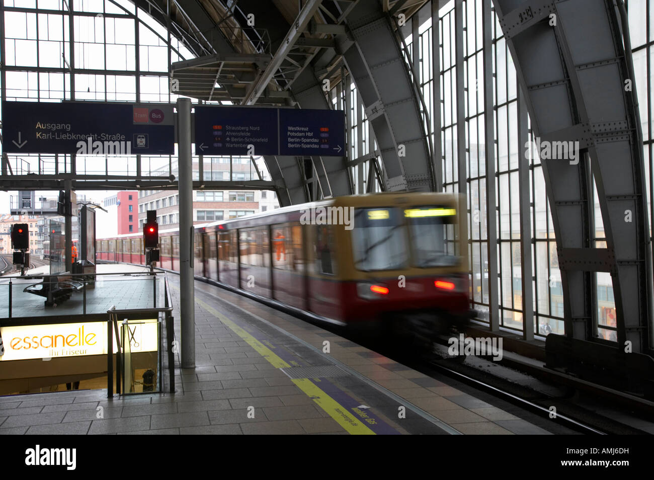 La vitesse des trains S-Bahn Berlin dernière plate-forme à la gare Alexanderplatz Allemagne Banque D'Images