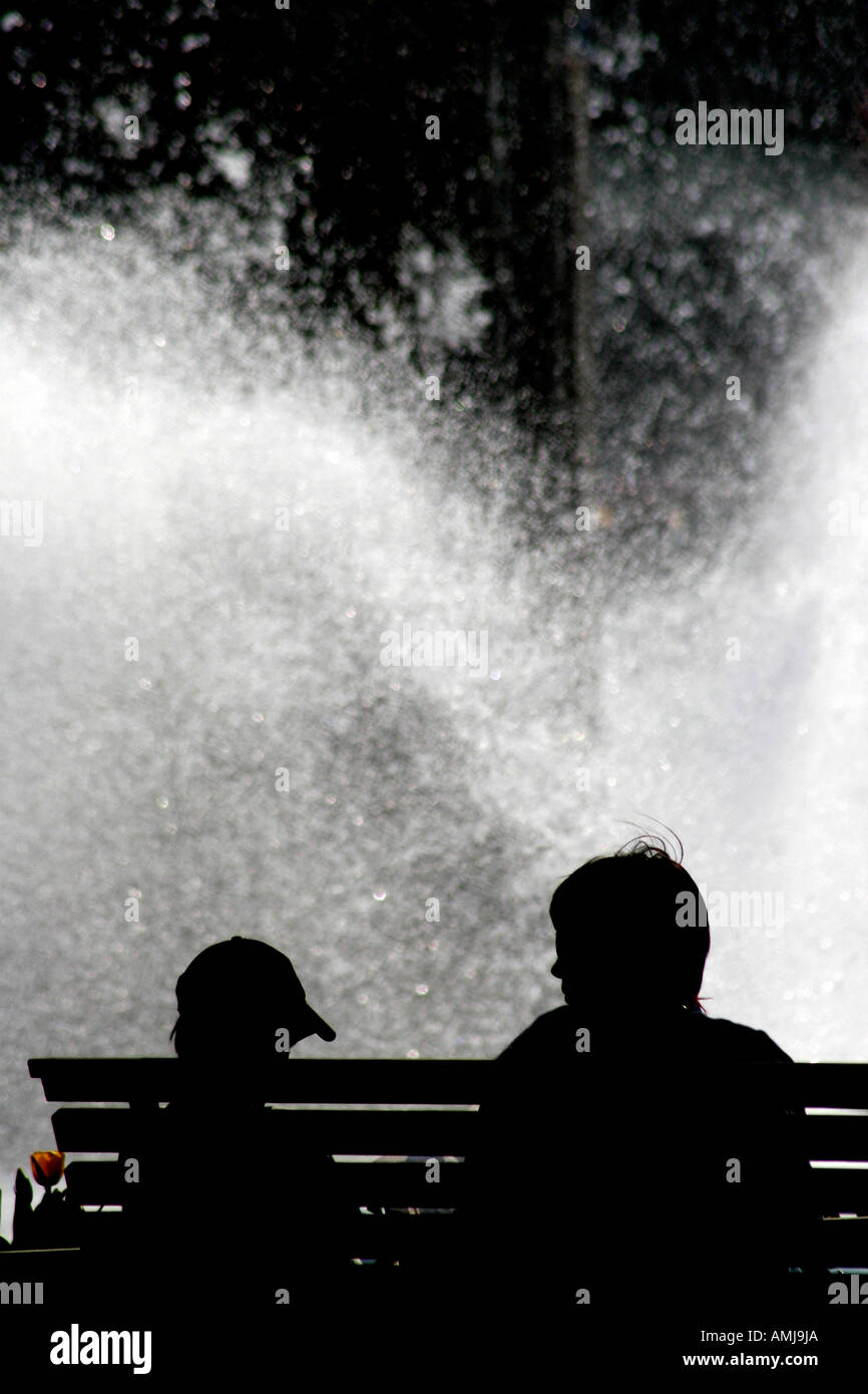 Silhouette d'enfant et adulte. Banque D'Images