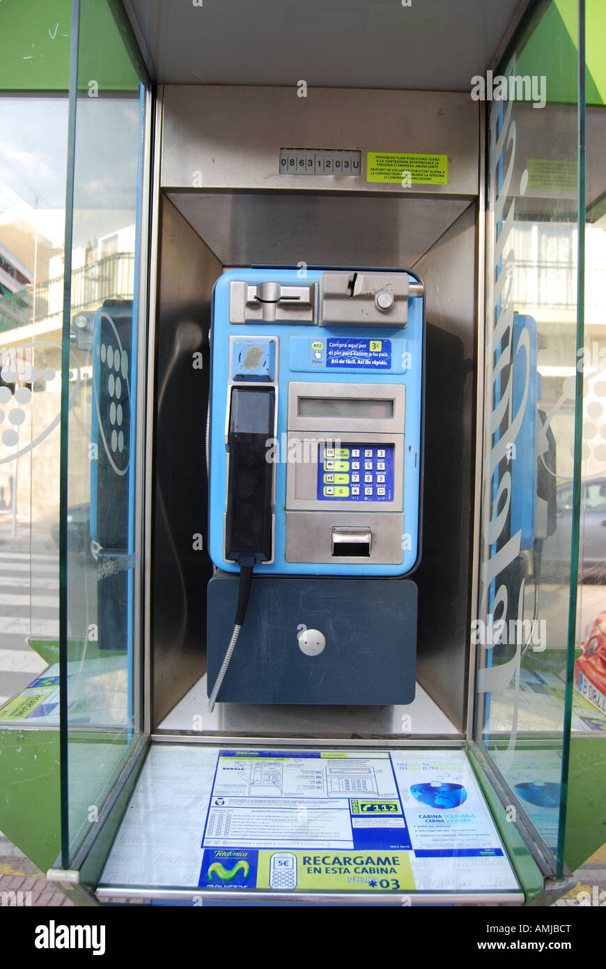 Open air payphone stand Calella Costa Dorada Espagne Banque D'Images